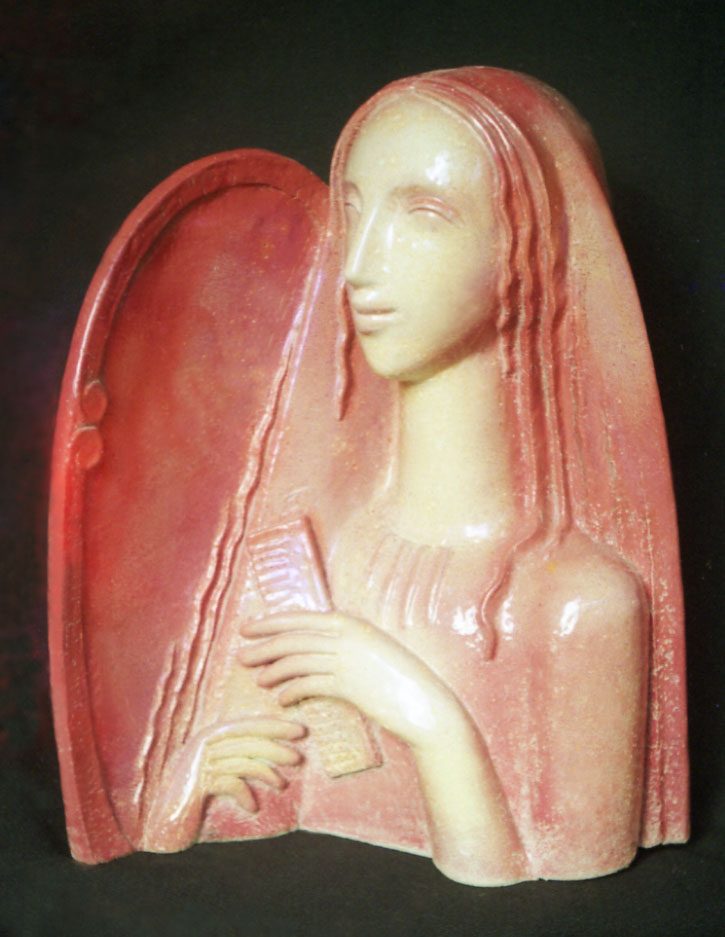 Декоративна скульптура «Біля дзеркала». 2000. Шамотна маса, глазурі